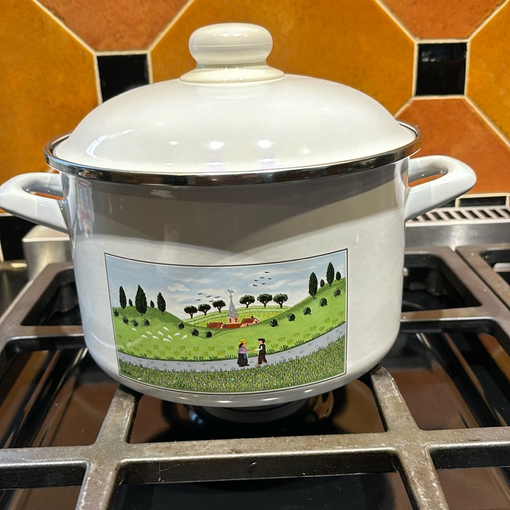 Villeroy and Boch pot w/lid